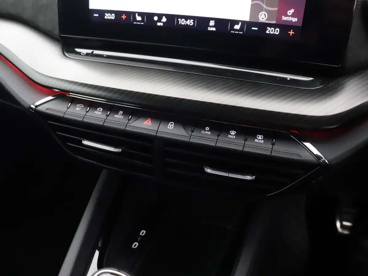 2023-skoda-octavia-20-tsi-vrs-estate-big-34