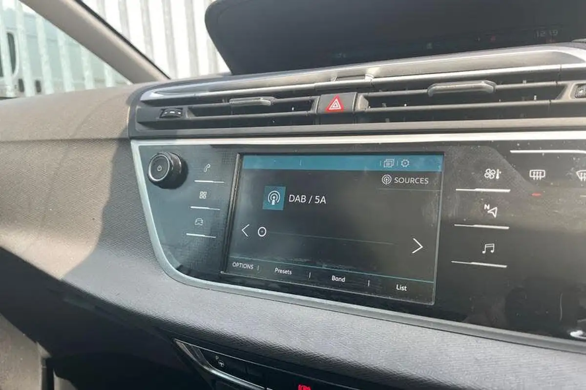2018-citroen-c4-spacetourer-15bluehdi-flair-big-36