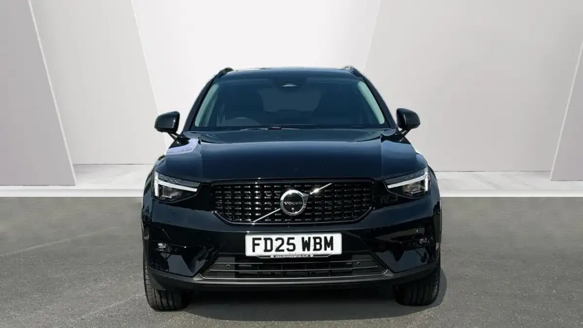 2025-volvo-xc40-20-b4-ultra-dark-big-7