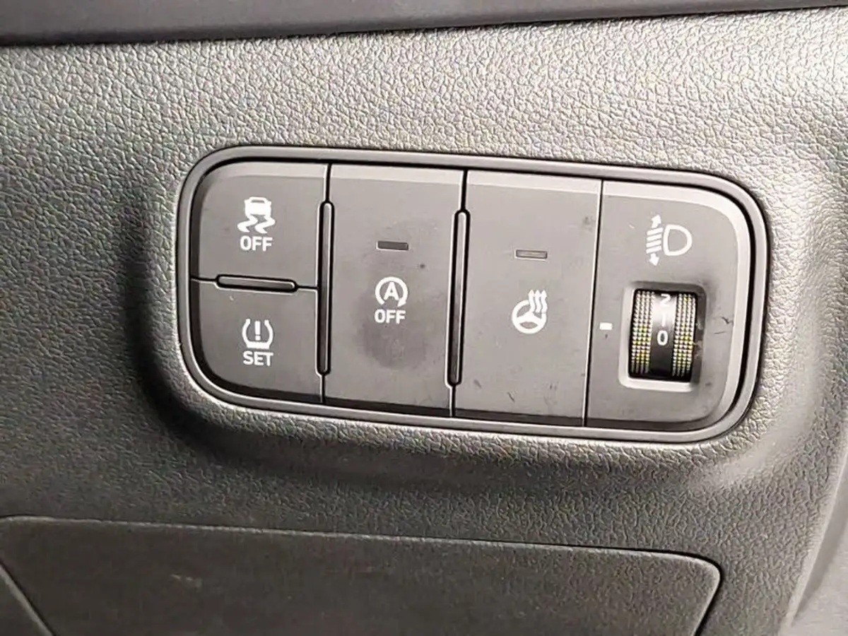 2025-hyundai-bayon-10-t-gdi-premium-100ps-two-tone-roof-big-14