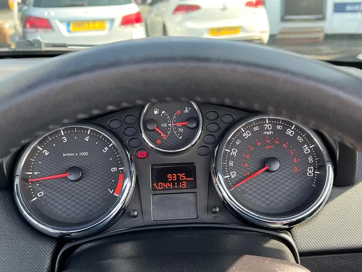 2014-peugeot-207-cc-16-roland-garros-big-14