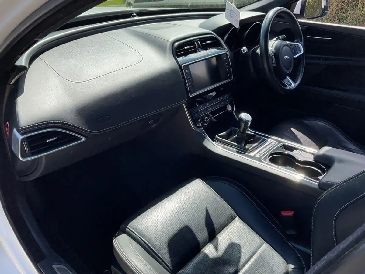 2016-jaguar-xe-20d-r-sport-180ps-big-22