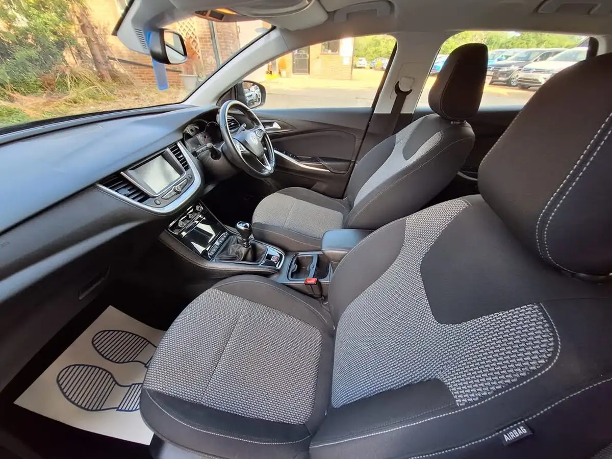 2018-vauxhall-grandland-x-12-se-132ps-big-9