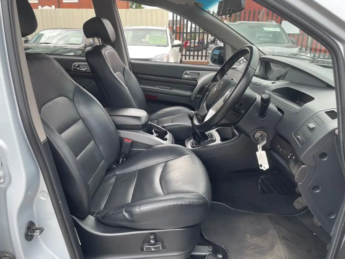 2019-kgm-ssangyong-turismo-22td-ex-big-15