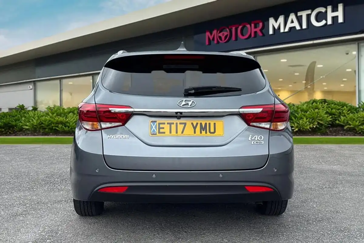 2017-hyundai-i40-17crdi-se-nav-141ps-tourer-5d-big-3