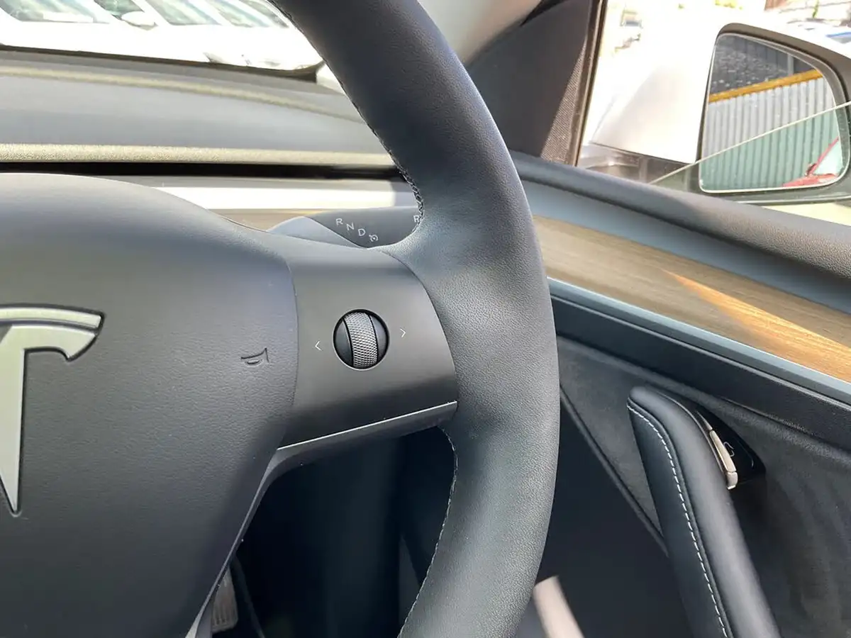 2022-tesla-model-y-e-long-range-big-16
