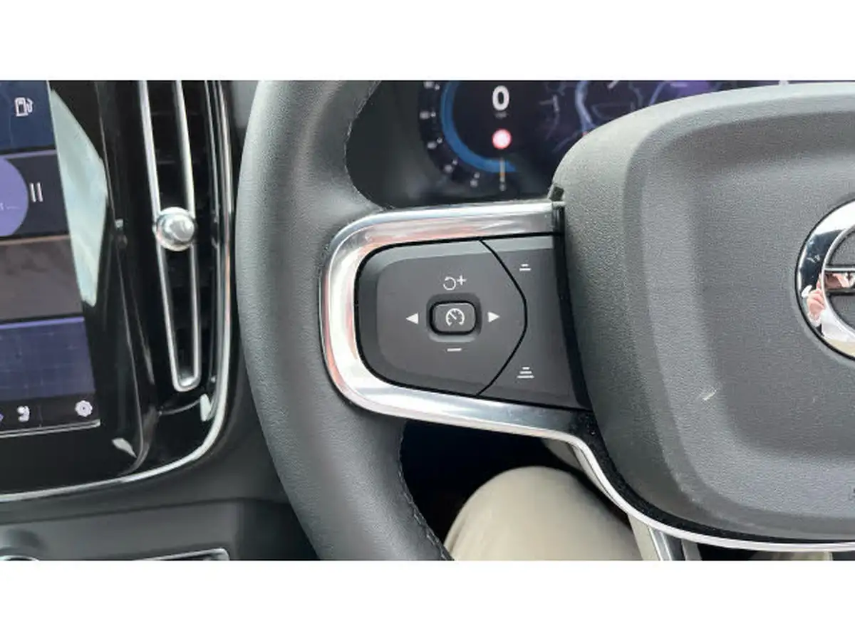 2024-volvo-xc40-20-b3-plus-big-17