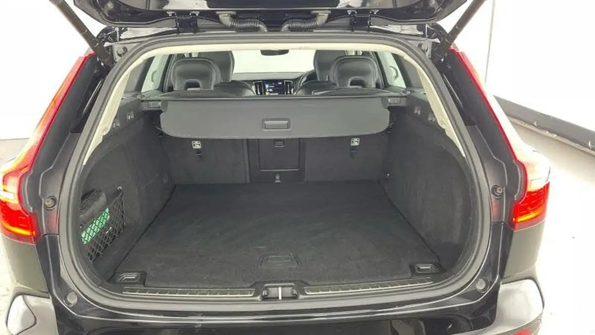 2022-volvo-v60-20-b3-momentum-161bhp-big-11