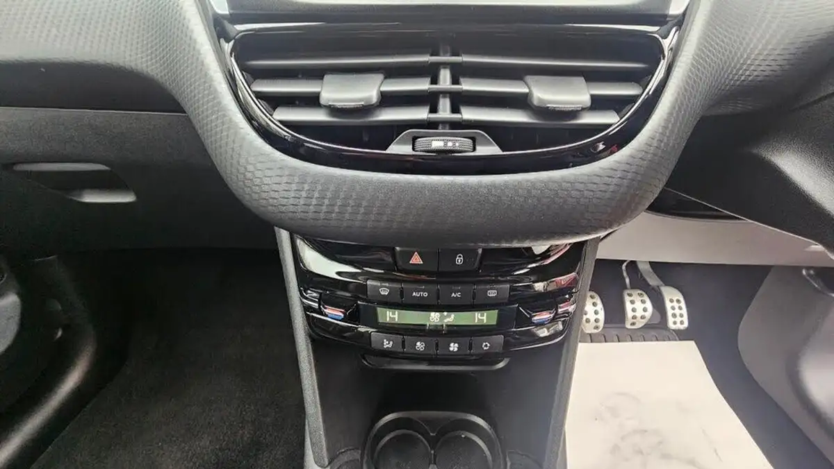 2017-peugeot-208-16bluehdi-gt-line-100bhp-5d-big-21