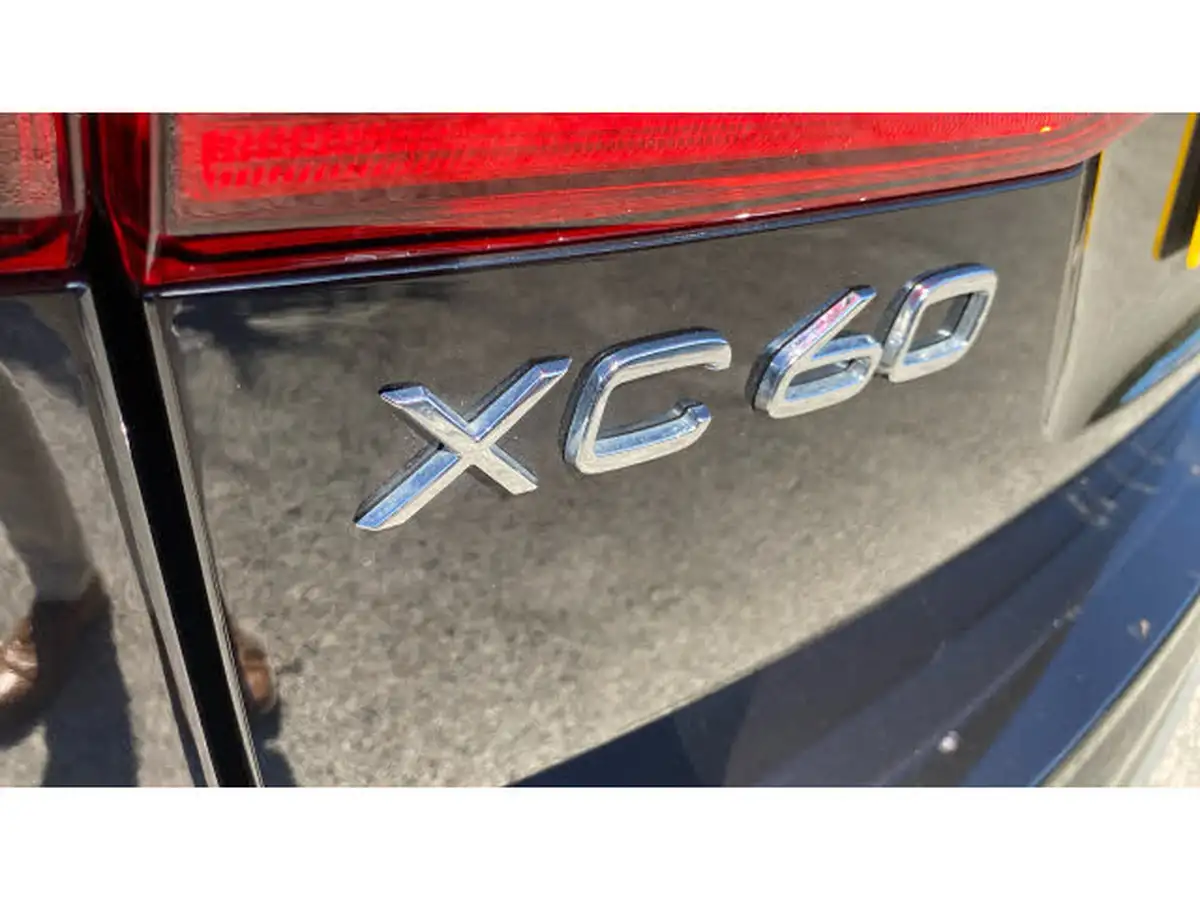 2024-volvo-xc60-20-b5-ultra-dark-big-39