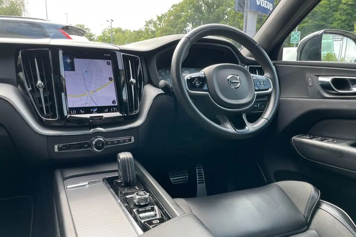 2021-volvo-xc60-20-t6-r-design-340bhp-big-33