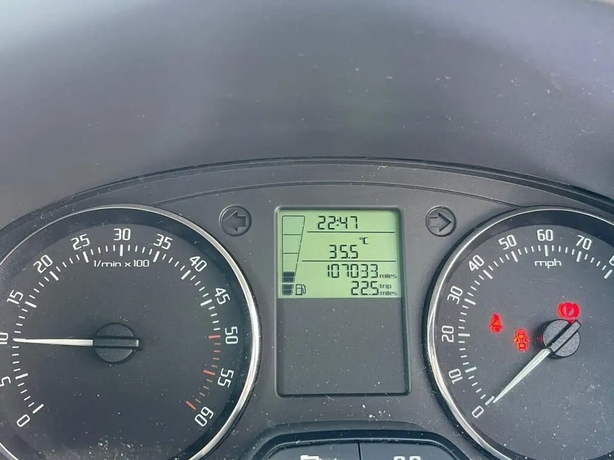 2013-skoda-fabia-16td-monte-carlo-big-8