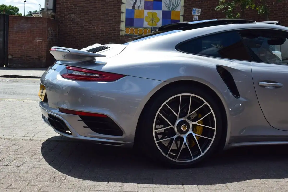 2016-porsche-911-38-turbo-s-coupe-big-36