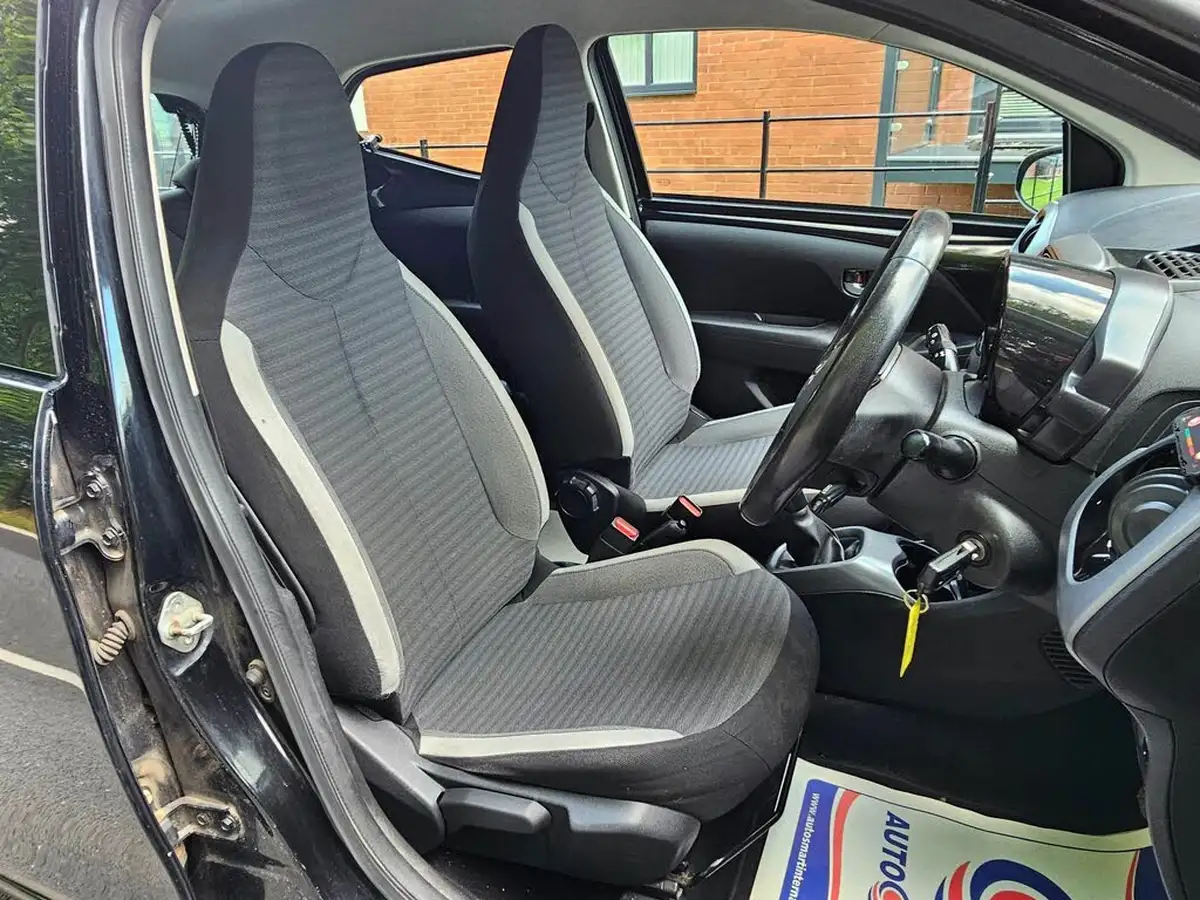 2018-toyota-aygo-10-vvt-i-x-play-71bhp-5d-big-21