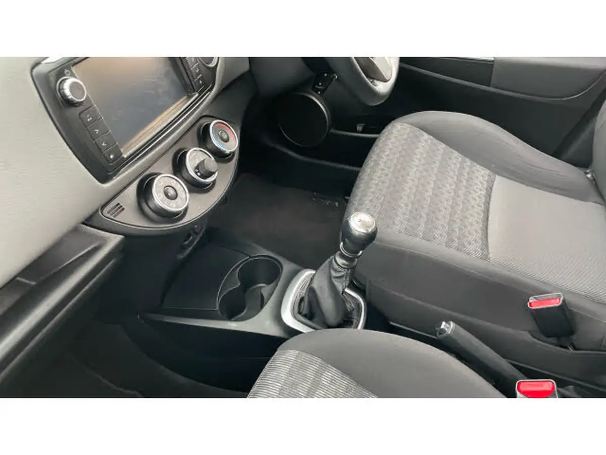 2016-toyota-yaris-133-icon-vvt-i-5d-big-12
