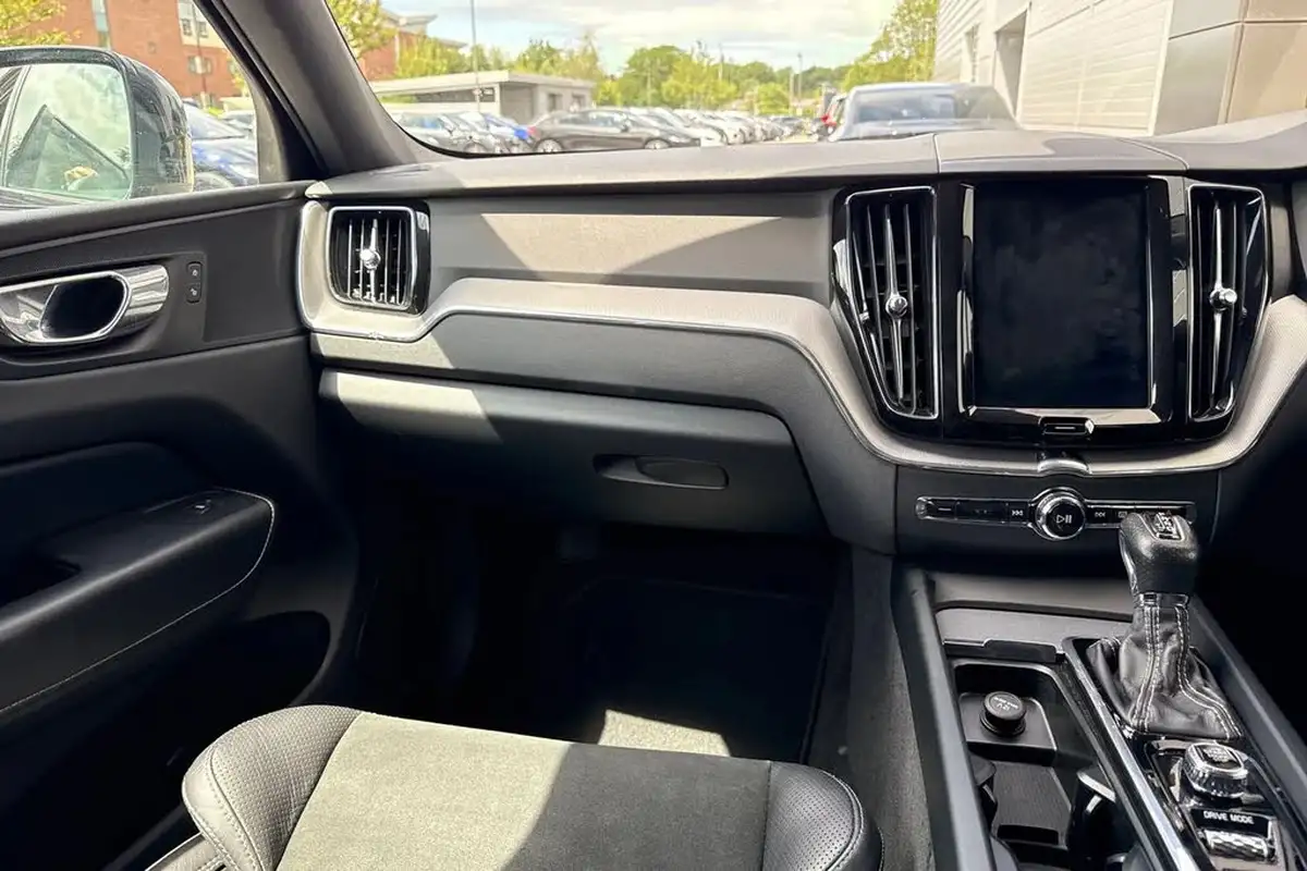 2018-volvo-xc60-20td-d4-r-design-4x4-geartronic-big-19