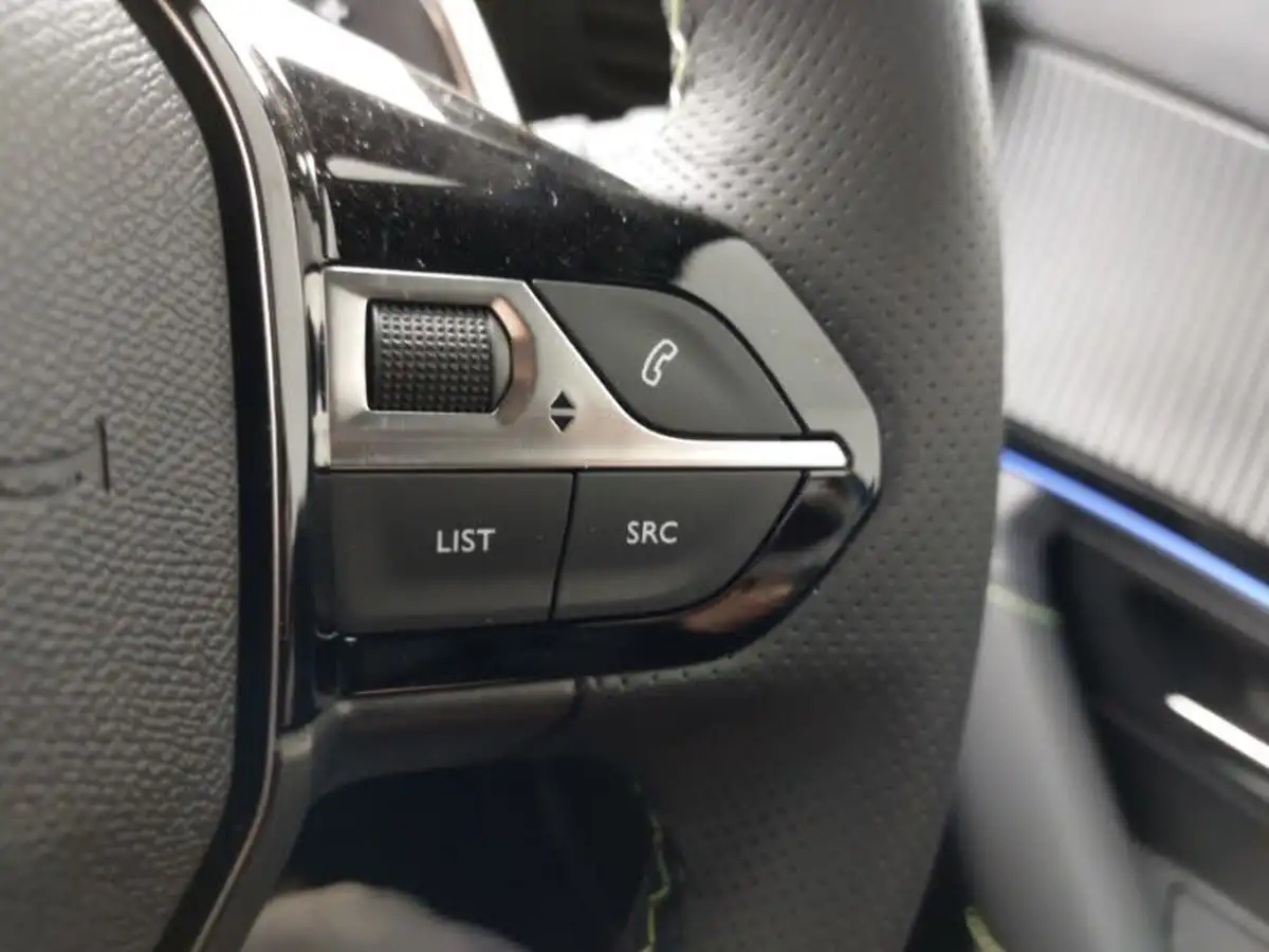 2025-peugeot-2008-suv-12-puretech-gt-136ps-hybrid-e-dsc6-big-18