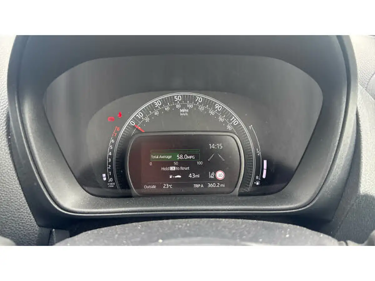 2024-toyota-aygo-x-10-vvt-i-edge-big-8