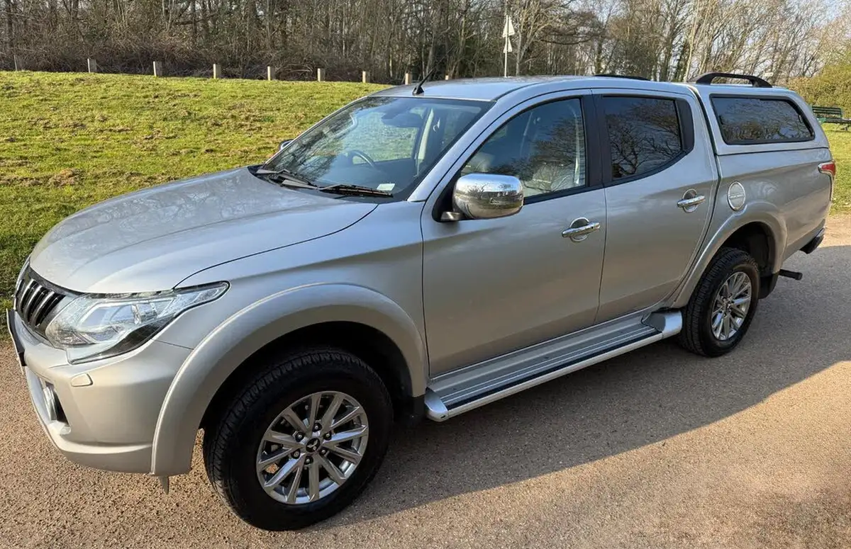 2018-mitsubishi-l200-24di-d-barbarian-sda-auto-big-3
