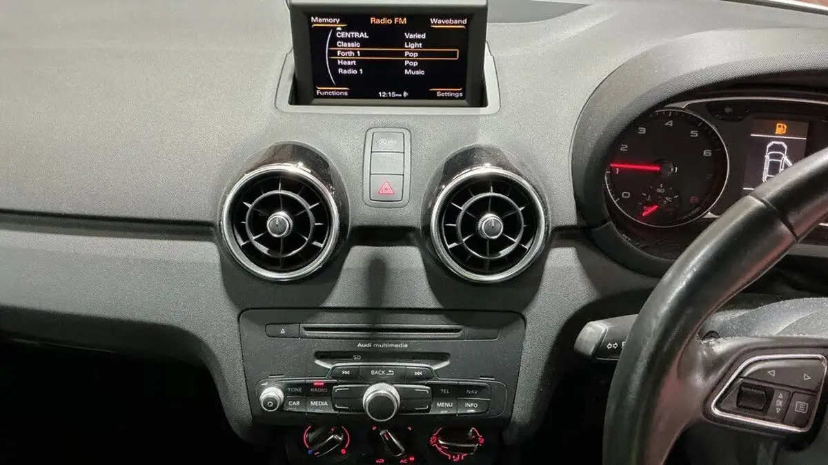 2011-audi-a1-12-sport-hatchback-3d-big-7