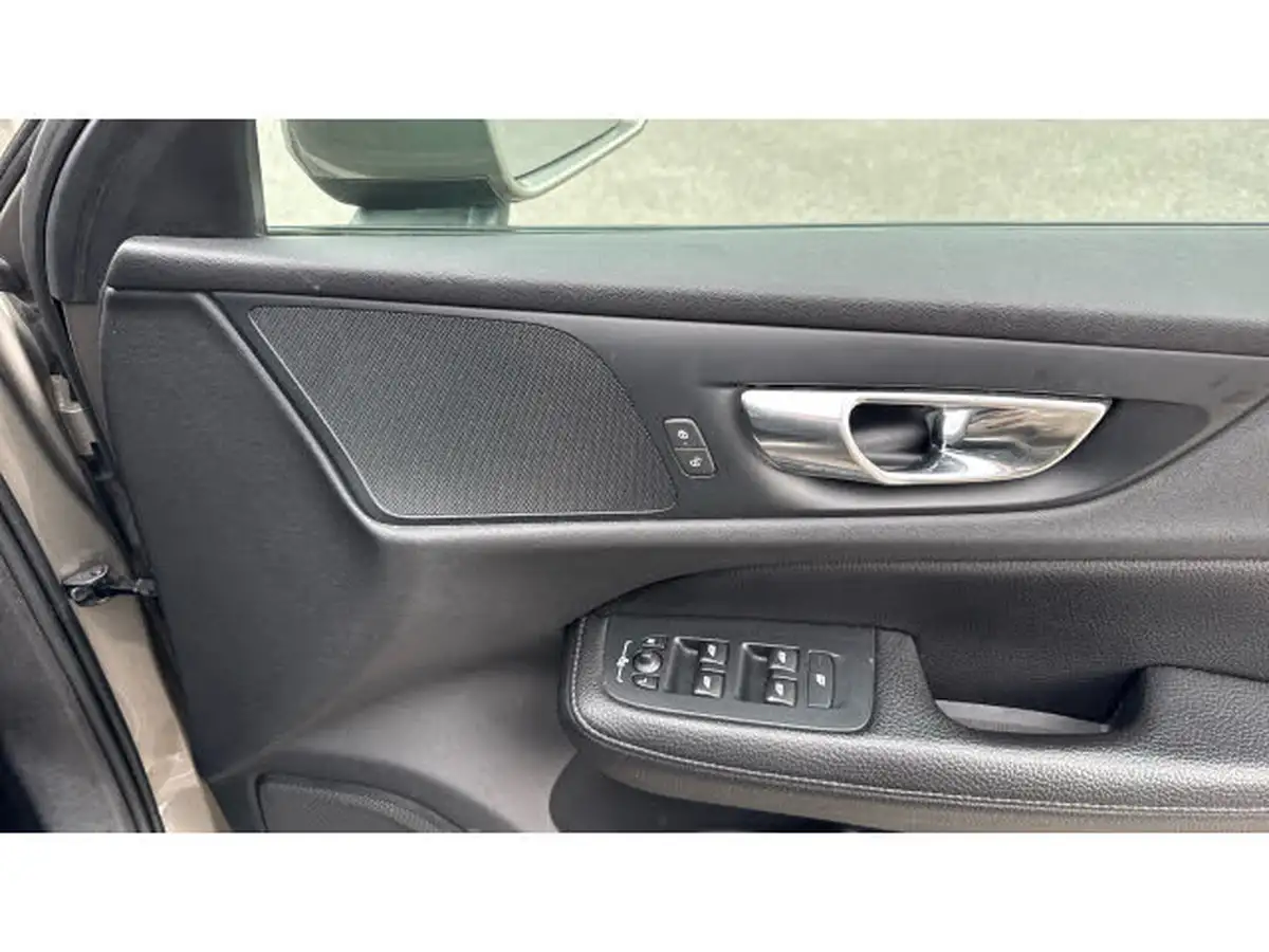 2019-volvo-v60-20td-d4-cross-country-big-14