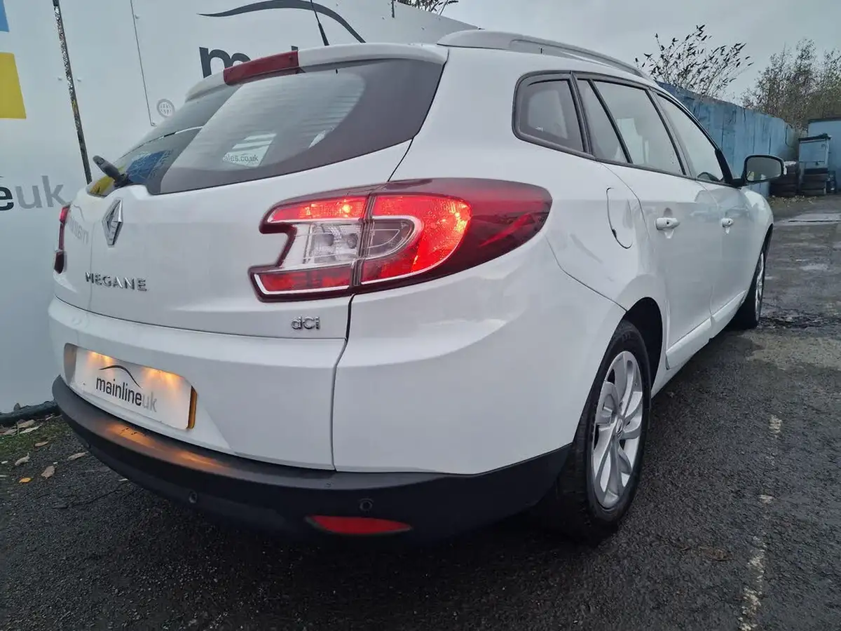 2015-renault-megane-15dci-dynamique-nav-energy-ss-sport-tourer-5d-big-62