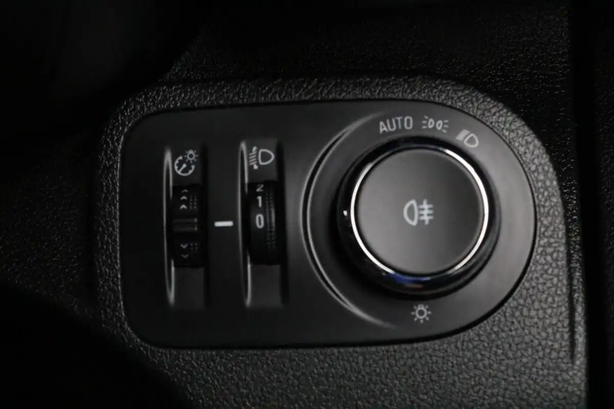 2020-vauxhall-combo-15cdti-sportive-2300-100pseu6d-t-l2h1-panel-big-43