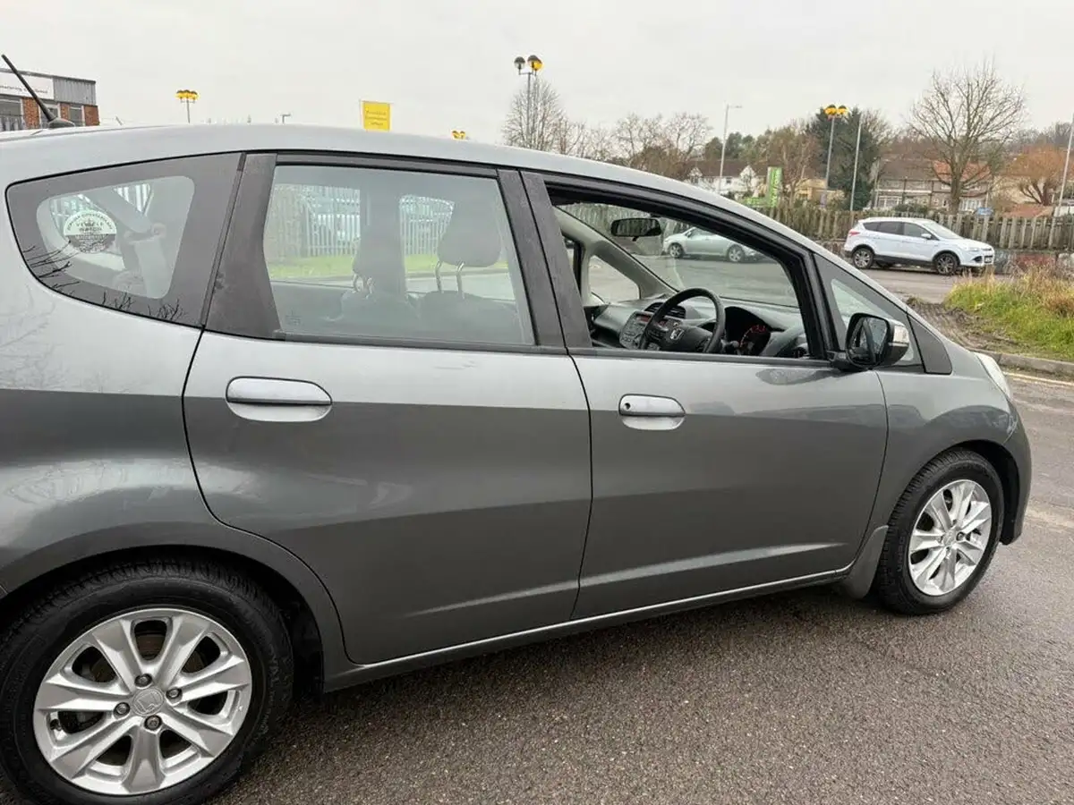 2012-honda-jazz-14-es-big-12