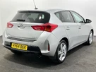 2014-toyota-auris-16-excel-hatchback-small-7
