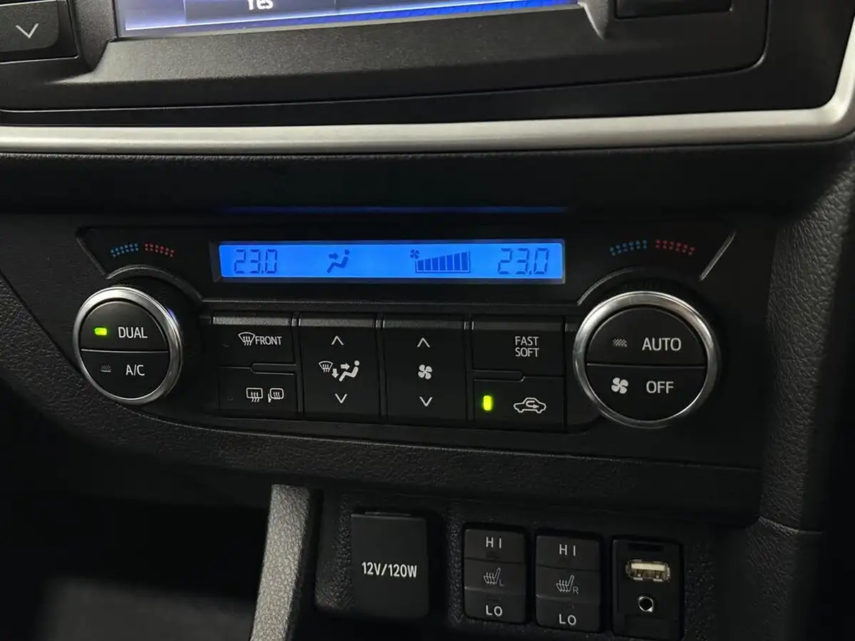 2014-toyota-auris-16-excel-hatchback-big-20