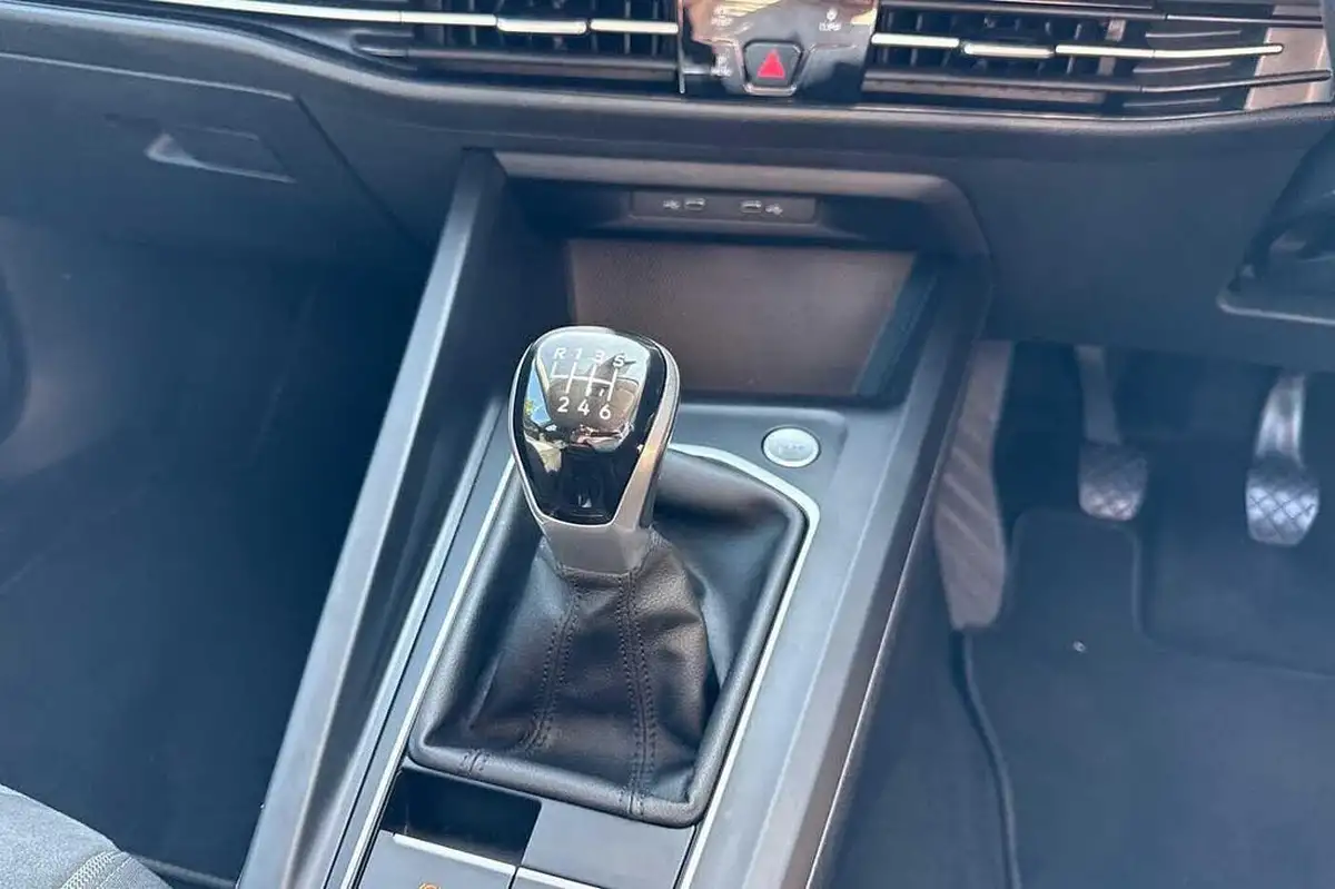 2022-volkswagen-golf-15-tsi-style-150ps-hatchback-big-18