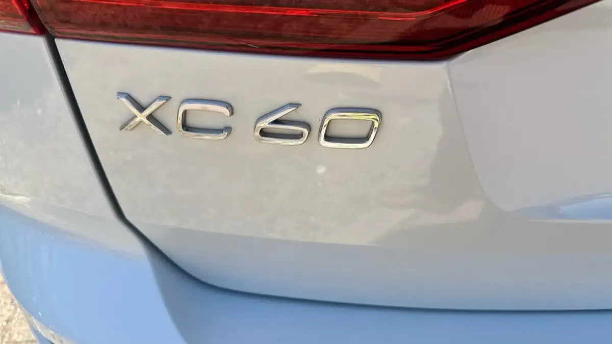 2022-volvo-xc60-20-b5-r-design-big-39