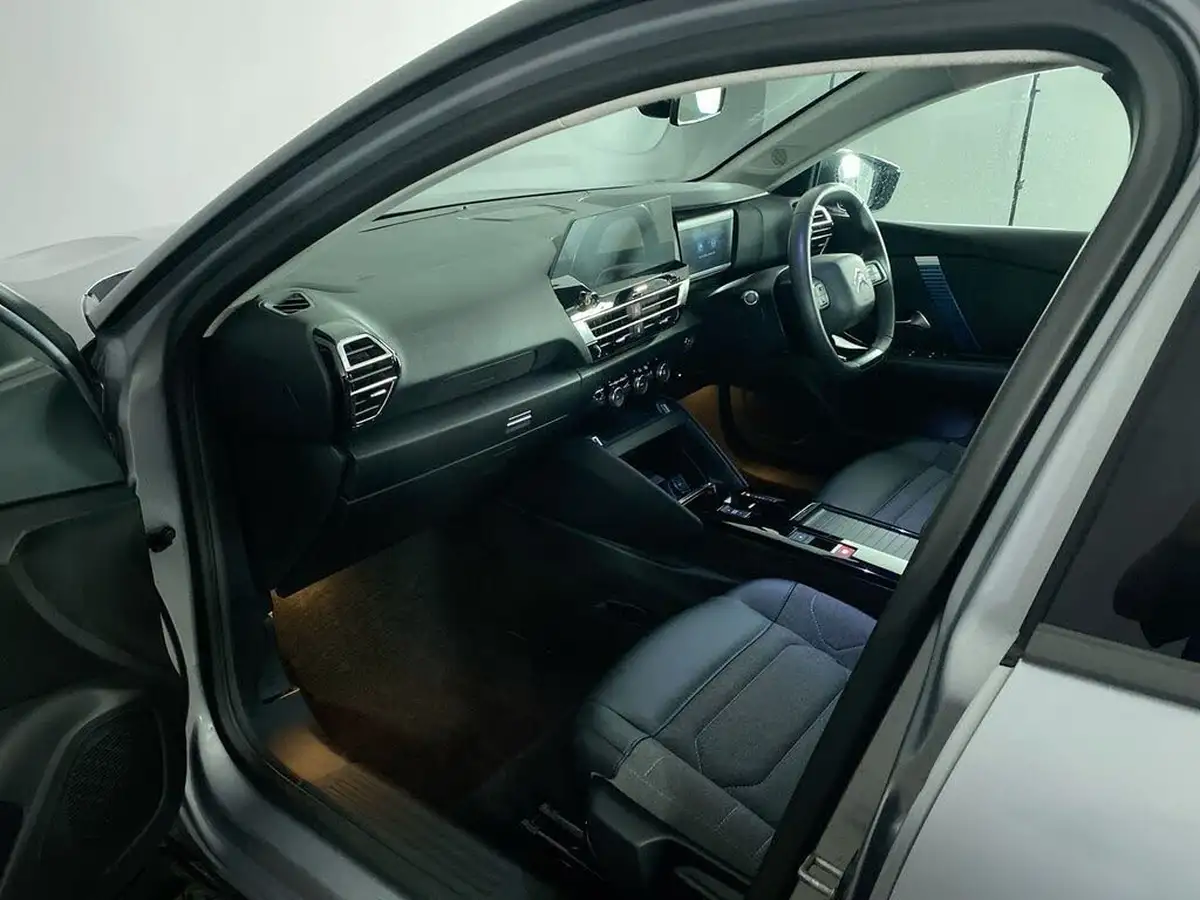 2022-citroen-c4-e-sense-big-24