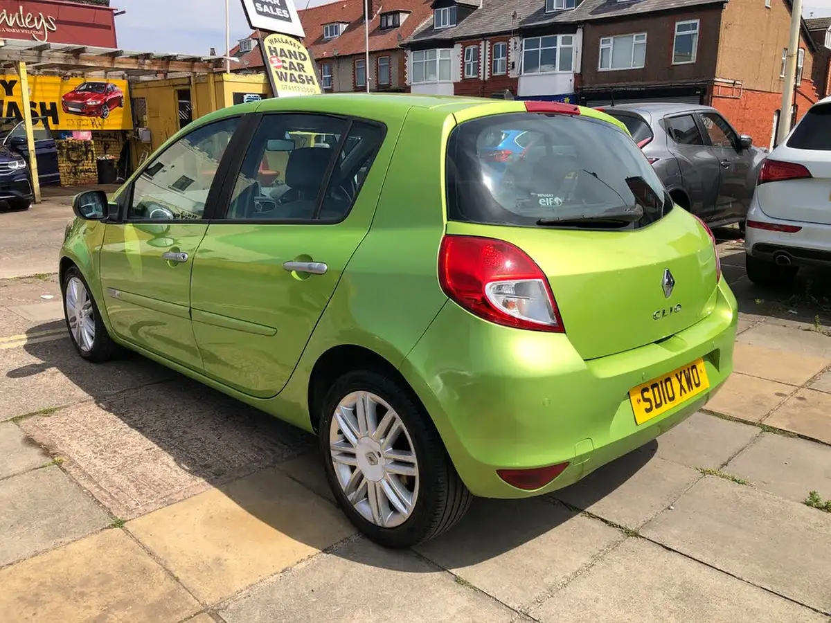 2010-renault-clio-16-initiale-tomtom-big-4