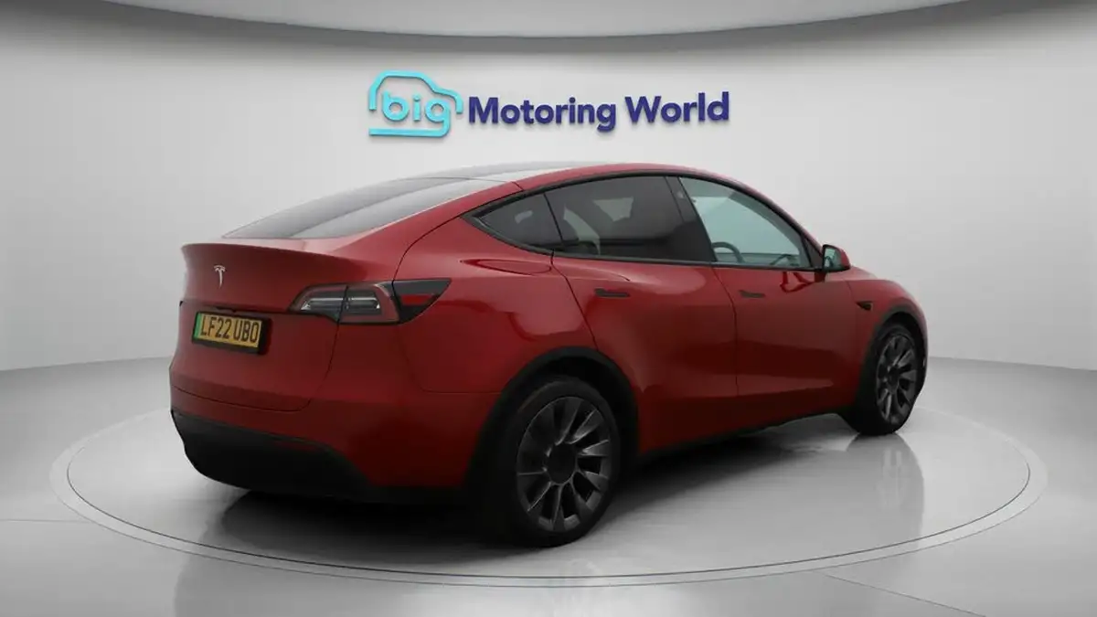 2022-tesla-model-y-e-long-range-big-7