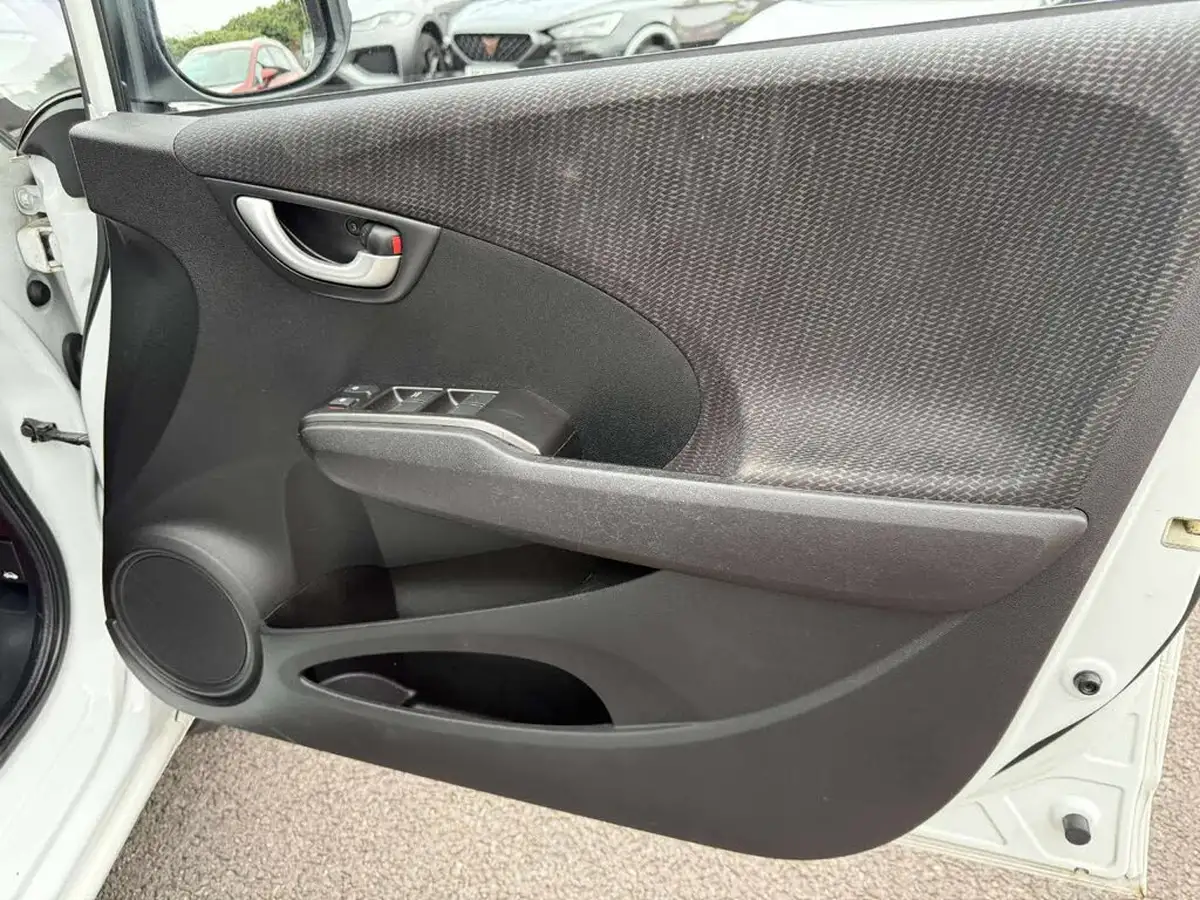 2014-honda-jazz-14-es-plus-big-35