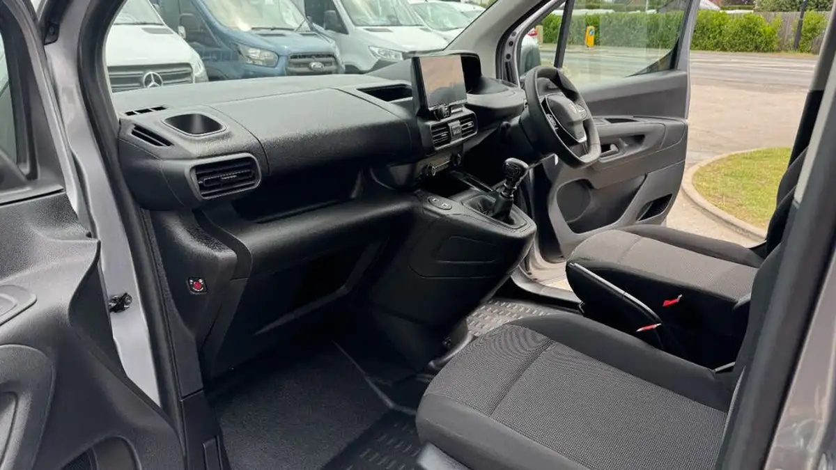 2024-peugeot-partner-15-bluehdi-professional-100pseu6d-big-30