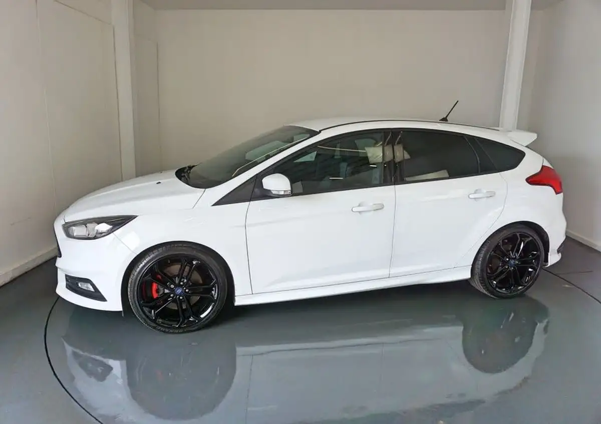 2018-ford-focus-20t-st2-hatchback-big-3
