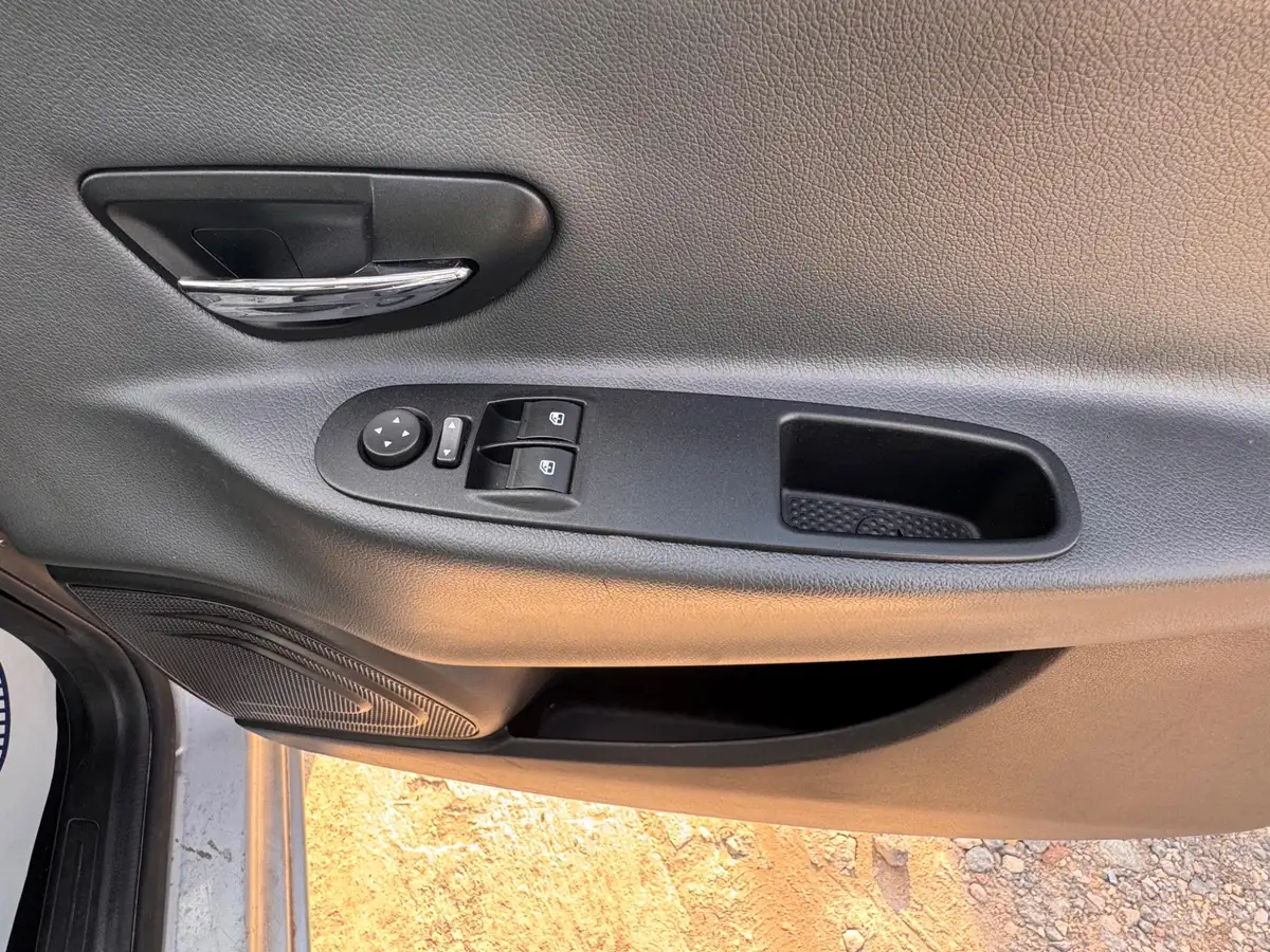 2011-chrysler-ypsilon-12-s-big-11
