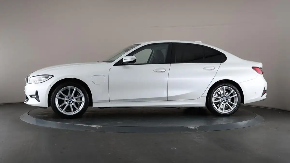 2021-bmw-3-series-20-330e-sport-pro-saloon-4d-big-39
