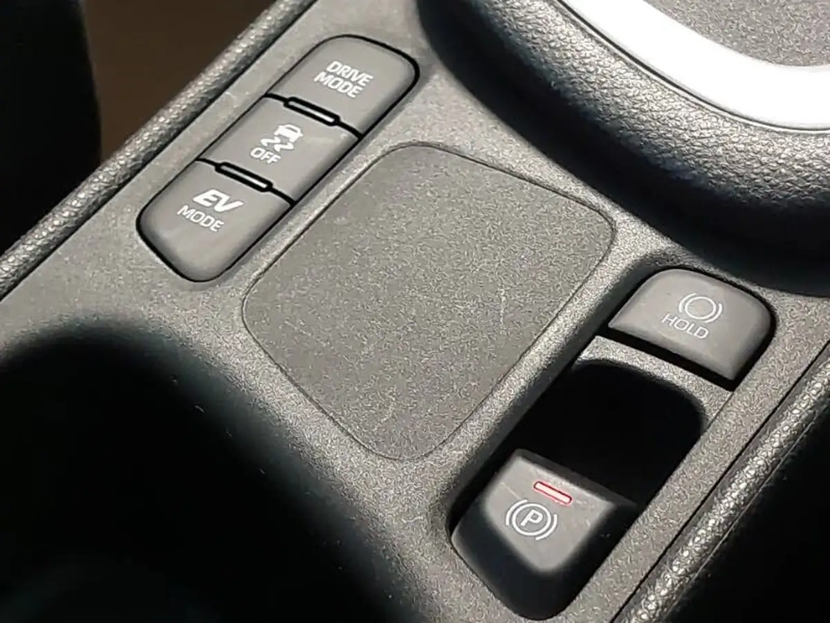 2024-mazda-mazda2-15-centre-line-big-14