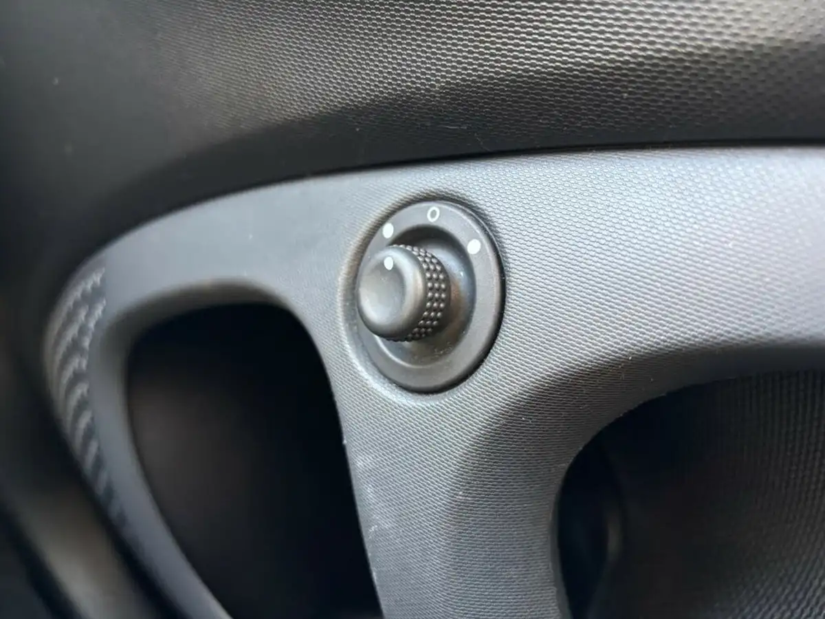 2019-smart-fortwo-10-urban-shadow-edition-big-21