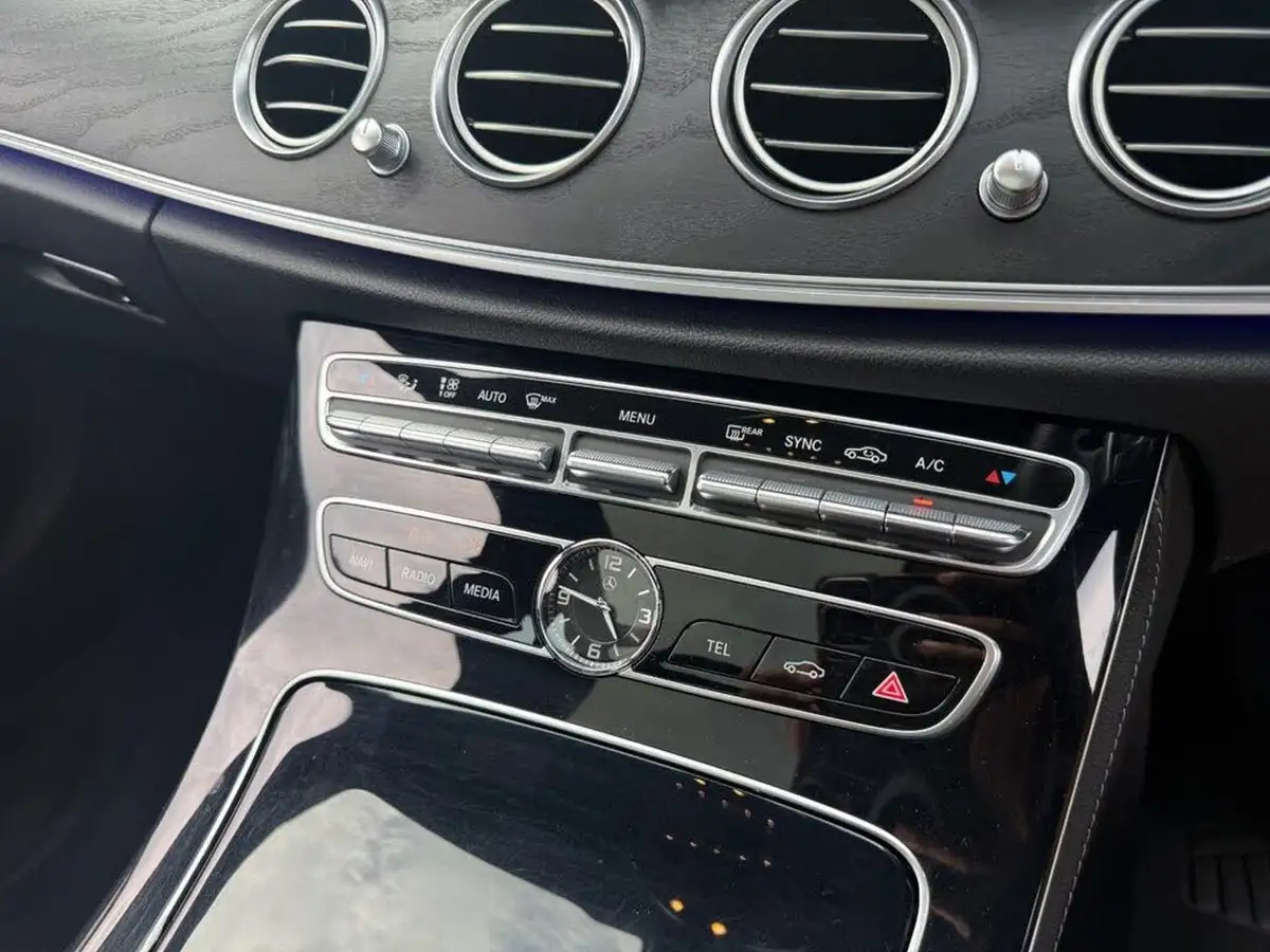 2016-mercedes-benz-e-class-20d-e220d-amg-line-premiumss-saloon-4d-big-25