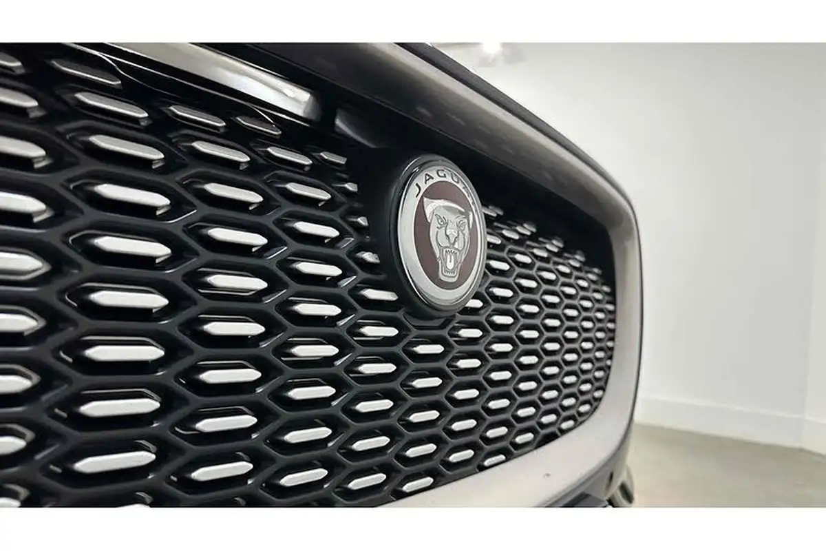 2022-jaguar-i-pace-ev400-se-big-18