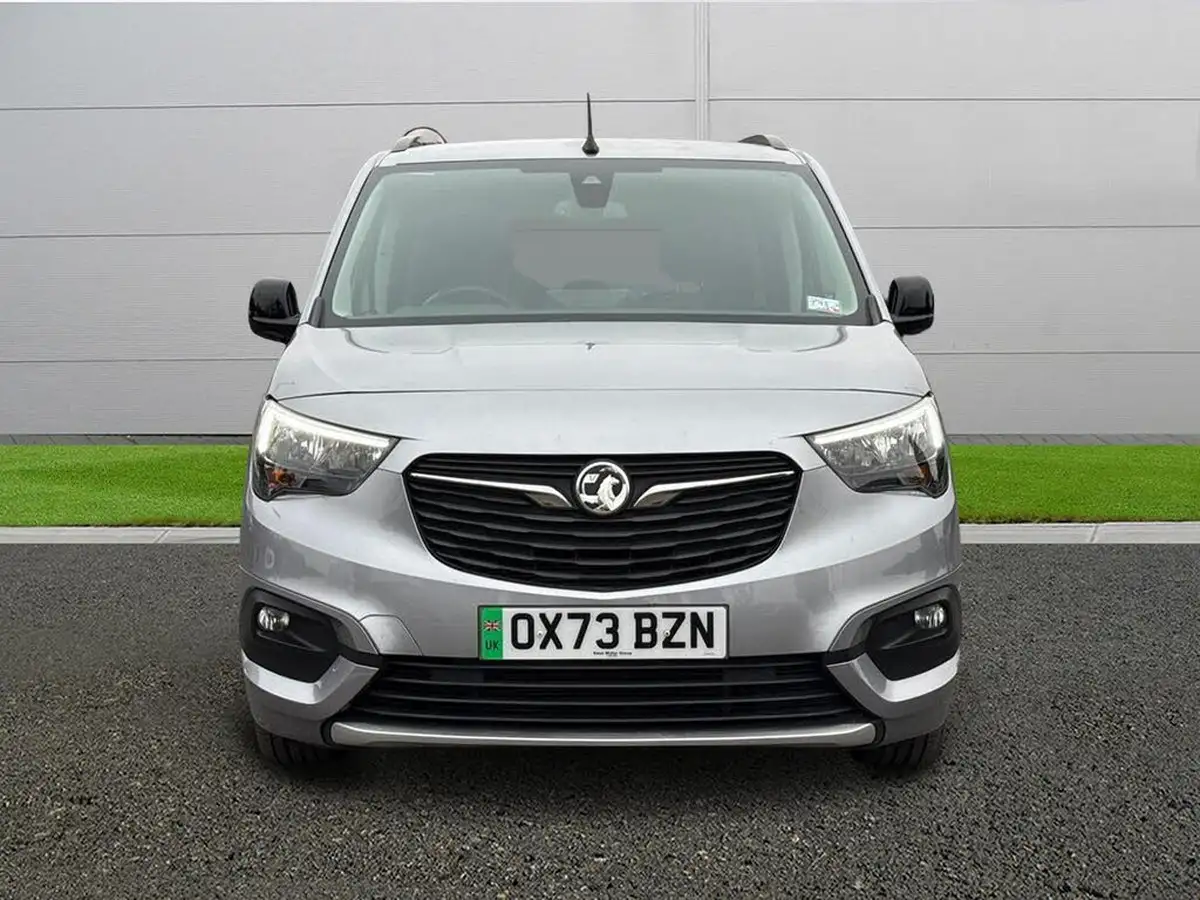 2024-vauxhall-combo-life-e-ultimate-big-1
