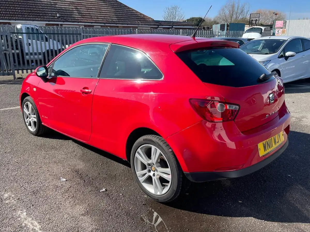 2011-seat-ibiza-14-se-copa-16v-sportcoupe-hatchback-3d-big-4