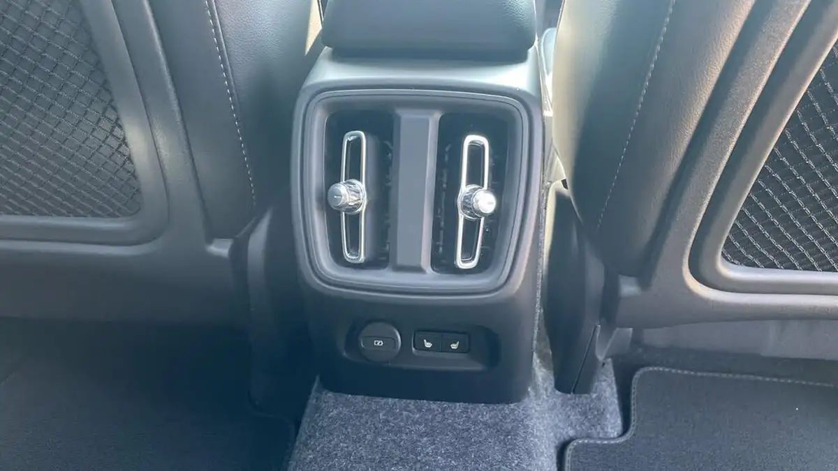 2025-volvo-xc40-20-b4-ultra-dark-big-46