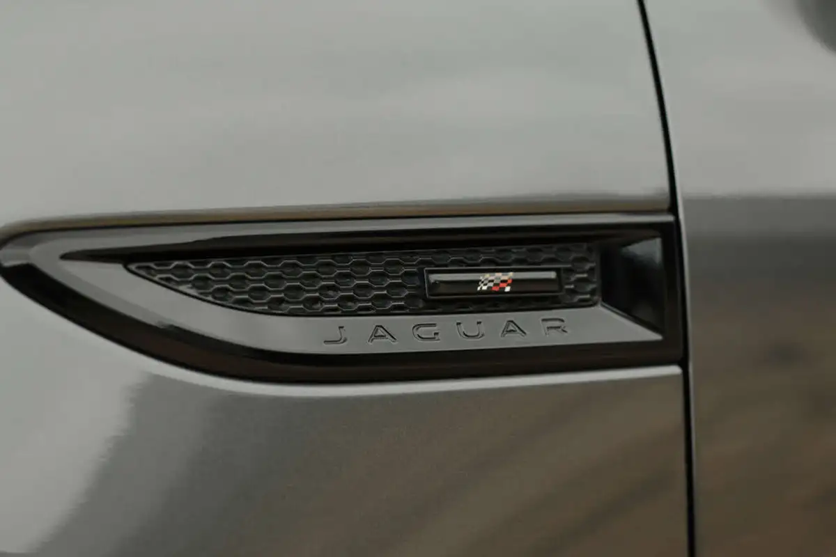 2020-jaguar-e-pace-20-i4-chequered-flag-200ps-big-35