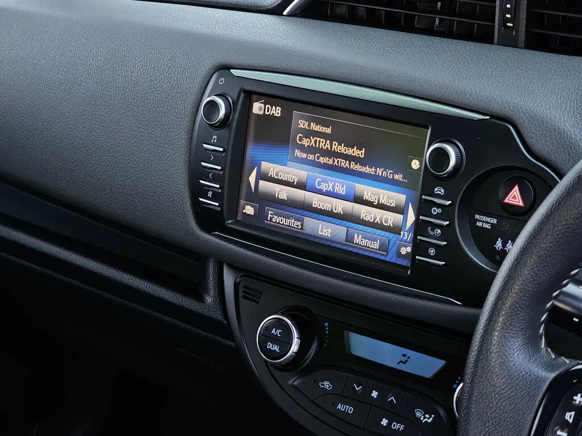 2019-toyota-yaris-15-vvt-i-icon-tech-98bhp-hybrid-1497cc-e-cvt-big-22