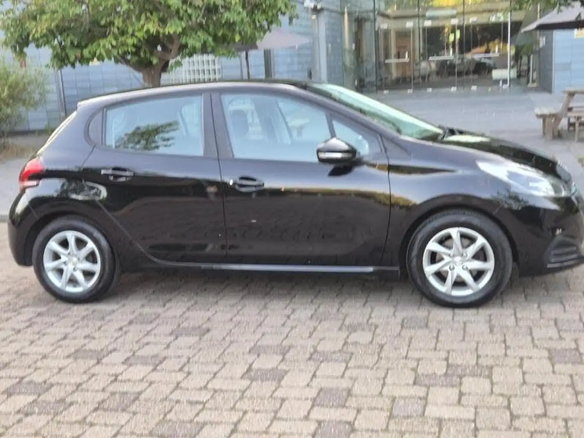 2017-peugeot-208-12-puretech-active-82bhp-5d-big-5